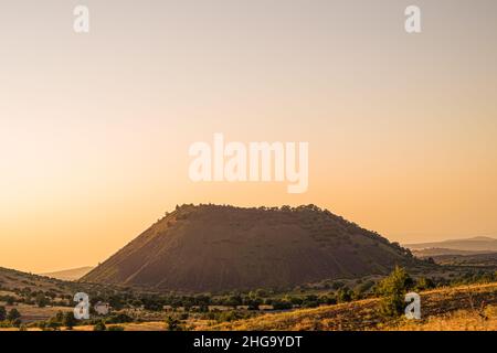 Sandal-Divlit Vulkan Kegelblick bei Sonnenuntergang. Kula Volcanic Geopark, Manisa, Türkei. Stockfoto