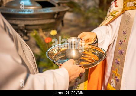 Mehrwertsteuer mit Weihwasser für die Taufe in der Kirche unserer Lieben Frau vor Tyn in Prag Stockfoto