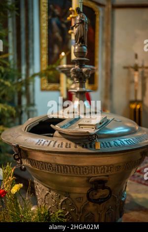 Mehrwertsteuer mit Weihwasser für die Taufe in der Kirche unserer Lieben Frau vor Tyn in Prag Stockfoto