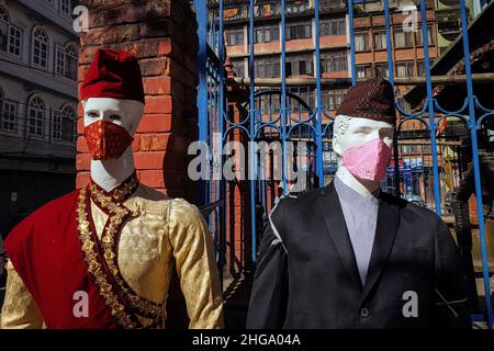 Kathmandu, Bagmati, Nepal. 19th Januar 2022. Am 19. Januar 2022 werden Schaufensterpuppen, die mit typischer traditioneller Kleidung und Gesichtsmask verkleidet sind, außerhalb eines Ladens auf dem lokalen Markt in Kathmandu, Nepal, aufbewahrt. Nepal verzeichnete am Mittwoch einen hohen Tagesanfall von 11.352 Covid-19, die höchsten 24-Stunden-Zahlen seit Beginn der Pandemie im März 2020. (Bild: © Sunil Sharma/ZUMA Press Wire) Stockfoto