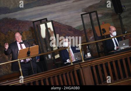 Hamburg, Deutschland. 19th Januar 2022. Dirk Nockemann (l.), AfD-Landesvorsitzender und Bundestagsabgeordneter in Hamburg, spricht während einer aktuellen Stunde bei einer Sitzung des Hamburger parlaments im Großen Festspielhaus im Rathaus. Neben ihm in der Orchestergalerie folgen seine Parteikollegen Alexander Wolf (r) und Krzysztof Walczak der Rede. Quelle: Christian Charisius/dpa/Alamy Live News Stockfoto