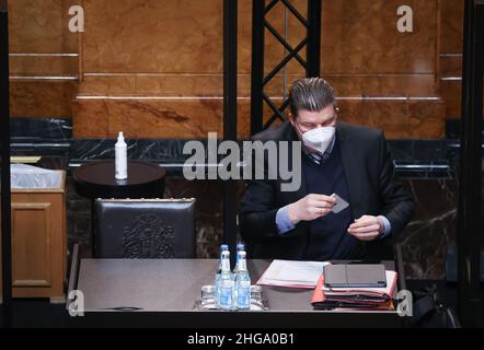 Hamburg, Deutschland. 19th Januar 2022. Andreas Dressel (SPD), Finanzsenator in Hamburg, nimmt an einer Sitzung des Hamburger Parlaments im Großen Festspielsaal des Rathauses Teil. Quelle: Christian Charisius/dpa/Alamy Live News Stockfoto