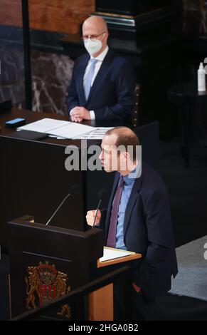 Hamburg, Deutschland. 19th Januar 2022. Dennis Thering (CDU, r), Fraktionschef seiner Partei im Hamburger Stadtparlament, spricht während einer aktuellen Stunde bei einer Sitzung des Hamburger Landtags im Großen Festspielsaal im Rathaus. Peter Tschentscher (SPD, l), erster Bürgermeister in Hamburg, trägt einen Mundnasenwächter und folgt der Rede. Quelle: Christian Charisius/dpa/Alamy Live News Stockfoto