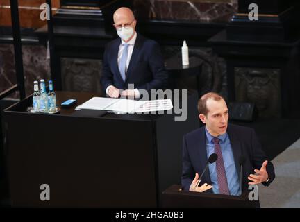 Hamburg, Deutschland. 19th Januar 2022. Dennis Thering (CDU, r), Fraktionschef seiner Partei im Hamburger Stadtparlament, spricht während einer aktuellen Stunde bei einer Sitzung des Hamburger Landtags im Großen Festspielsaal im Rathaus. Peter Tschentscher (SPD, l), erster Bürgermeister in Hamburg, trägt einen Mundnasenwächter und folgt der Rede. Quelle: Christian Charisius/dpa/Alamy Live News Stockfoto