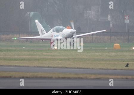 Egelsbach, Deutschland. 19th Januar 2022. Die Pilotin Zara Rutherford landet ihr Flugzeug Shark Aero auf dem Flugplatz Frankfurt-Egelsbach. Der 19-Jährige ist im August 2021 von Belgien zu einem Flug um die Welt abgehoben. Am 20. Januar will sie wieder in Belgien landen. Quelle: Sebastian Gollnow/dpa/Alamy Live News Stockfoto