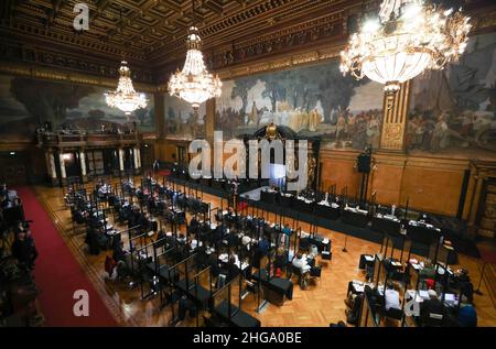 Hamburg, Deutschland. 19th Januar 2022. Dennis Thering (CDU, M), Fraktionschef seiner Partei im Hamburger Landtag, steht während einer aktuellen Stunde am Rednerpult bei einer Sitzung des Landtags in der Großen Festhalle im Rathaus. Quelle: Christian Charisius/dpa/Alamy Live News Stockfoto