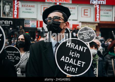 Istanbul, Sisli, Türkei. 19th Januar 2022. Hrant Dink, Gründer der Zeitung Agos und ehemaliger Chefredakteur der Zeitung, wurde mit einer Zeremonie an dem Ort, an dem er am 15th. Jahrestag seines Mordes getötet wurde, gefeiert. (Bild: © Sedat Elbasan/ZUMA Press Wire) Stockfoto