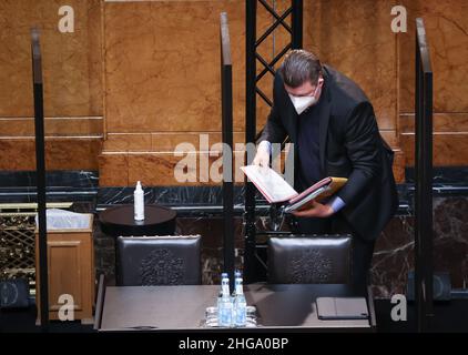 Hamburg, Deutschland. 19th Januar 2022. Andreas Dressel (SPD), Finanzsenator in Hamburg, trifft sich zu einer Sitzung des Hamburger Parlaments im Großen Festspielsaal des Rathauses. Quelle: Christian Charisius/dpa/Alamy Live News Stockfoto