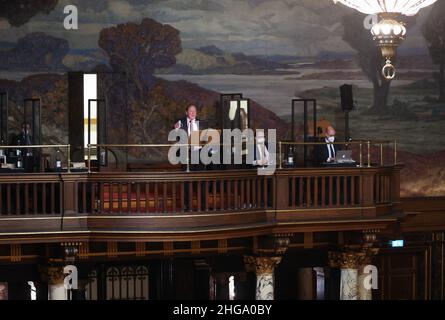 Hamburg, Deutschland. 19th Januar 2022. Dirk Nockemann (l.), AfD-Landesvorsitzender und Bundestagsabgeordneter in Hamburg, spricht während einer aktuellen Stunde bei einer Sitzung des Hamburger parlaments im Großen Festspielhaus im Rathaus. Neben ihm in der Orchestergalerie folgen seine Parteikollegen Alexander Wolf (r) und Krzysztof Walczak der Rede. Quelle: Christian Charisius/dpa/Alamy Live News Stockfoto