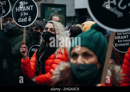 Istanbul, Sisli, Türkei. 19th Januar 2022. Hrant Dink, Gründer der Zeitung Agos und ehemaliger Chefredakteur der Zeitung, wurde mit einer Zeremonie an dem Ort, an dem er am 15th. Jahrestag seines Mordes getötet wurde, gefeiert. (Bild: © Sedat Elbasan/ZUMA Press Wire) Stockfoto