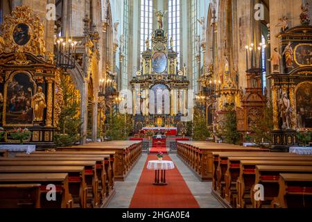 Prag, Tschechische Republik - 07.01.2022: Die Innenräume der gotischen Marienkirche vor Tyn auf dem Altstädter Ring in Prag, Tschechische Republik Stockfoto