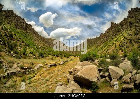 Ein atemberaubender Sonnenaufgang in den Bergen. Wunderschöne Frühlingslandschaft. Zangezur Mountains. Armenien Stockfoto