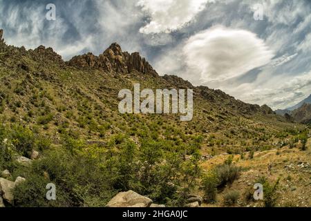 Ein atemberaubender Sonnenaufgang in den Bergen. Wunderschöne Frühlingslandschaft. Zangezur Mountains. Armenien Stockfoto