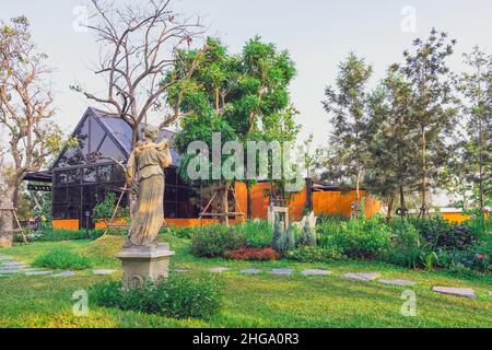 KANCHANABURI, THAILAND - 19. FEBRUAR 2021 : schöne Gartendekoration des Cafe Amazon Café an der PTT Tankstelle. Cafe Amazon ist eine thailändische Kette Stockfoto