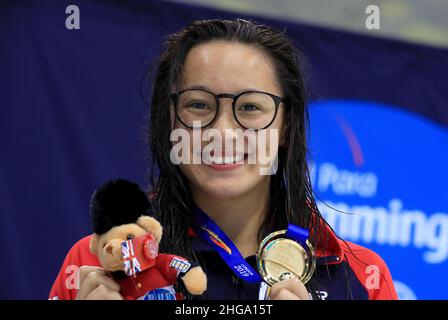 Datei-Foto vom 13-09-2019 von der britischen Alice Tai posiert mit ihrer Goldmedaille, nachdem sie die Women's 50 Meter Freestyle S8 gewonnen hatte. Die britische Paralympic-Schwimmmeisterin Alice Tai hat ihr rechtes Bein aufgrund verstärkter Fußschmerzen unter das Knie amputiert. Ausgabedatum: Mittwoch, 19. Januar 2022. Stockfoto