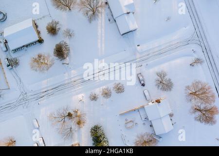 Panorama die Luftaufnahme der Wintersaison eine kochende Quelle kleine Stadt des Wohnviertels an der Vorstadtentwicklung Stockfoto
