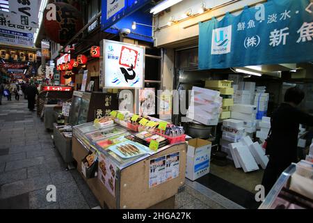 OSAKA, JAPAN, NOV 23:das Walfleisch steht am 23. november 2014 auf dem Kuromon-Markt in Osaka zum Verkauf. Als lokaler Feuchtmarkt ist er einer der Haupttouristen Stockfoto