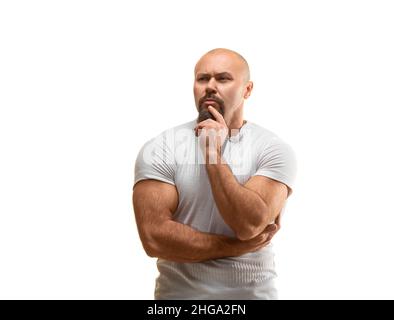 Nachdenklicher, brutaler Mann, 40 Jahre alt, der die Kamera anschaut - Foto auf weißem Hintergrund. Stockfoto