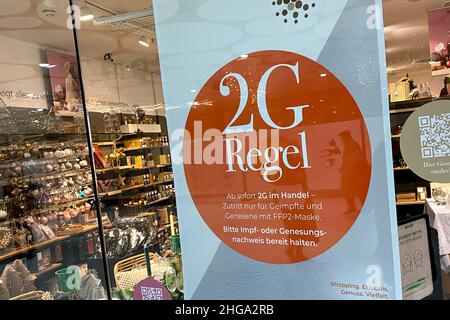 Bayern kippt die Regel von 2G im Einzelhandel. Archivfoto: Kontrolle der Regel von 2G im Handel in Bayern. Ein Schild am Eingang eines Ladens weist auf die Regel von 2G hin. Einlass nur mit FFP2 Maske und 2g Nachweis, Impfpass und Ausweis fertig, Einlass nur für geimpfte oder wiedergeborene Kunden, Personen, Impfpass und Ausweis bereit. Â Stockfoto