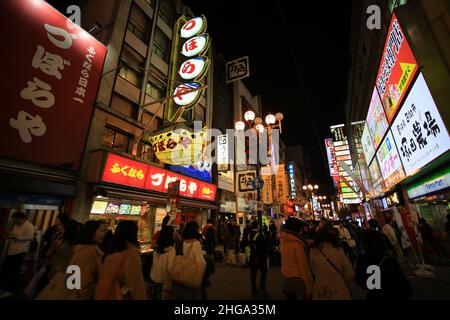 Dotonbori ist eines der wichtigsten touristischen Ziele in Osaka, Japan Stockfoto