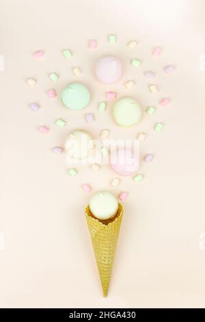 Süßes, helles Marschmeichchen in Form eines Eises in einer Waffelbecher in der Mitte Stockfoto