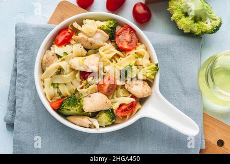 Tagliatelle Pasta mit Huhn, Brokkoli und Kirschtomaten Stockfoto