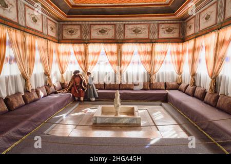 Bakhtschissarai, Krim - 14. März 2021: Sommerpavillon des Chan-Palastes in Bakhtschysarai Stockfoto