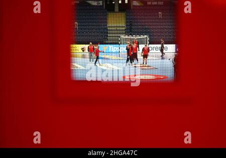 Bratislava, Slowakei. 19th Januar 2022. Handball: Europameisterschaft. Ein Teil der deutschen Nationalmannschaft nimmt am Training in der Spielhalle, Ondrej Nepela Arena, Teil. Quelle: Marijan Murat/dpa/Alamy Live News Stockfoto