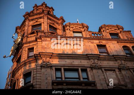 London, Großbritannien. 16th. Januar 2022. Eine detaillierte Ansicht eines Teils des Harrods-Geschäftsgebäudes in Knightsbridge, London, Großbritannien. Stockfoto