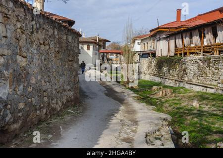 Bakhtschissarai, Krim - 14. März 2021: Blick auf das Nordtor des Chan-Palastes von der Flussstraße im Frühjahr. Bakhchysarai. Krim Stockfoto