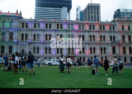 Brisbane, Australien. 19th Januar 2022. Demonstranten versammeln sich in Queen's Gardens gegenüber dem Treasury Casino in Brisbane.Aktivisten des Refugee Action Collective versammelten sich auf dem ANZAC-Platz in Brisbane, um gegen die permanente Inhaftierung von Flüchtlingen und Asylbewerbern in von Australien betriebenen und finanzierten Einrichtungen auf dem Festland und auf der Manus-Insel von Papua-Neuguinea zu protestieren. Die Reden führten zu einem marsch durch die Straßen des zentralen Geschäftsviertels und schließlich zu Queen's Gardens in der Nähe des Flusses. (Foto von Joshua Prieto/SOPA Images/Sipa USA) Quelle: SIPA USA/Alamy Live News Stockfoto