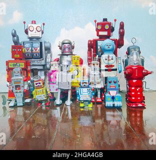 Eine große Gruppe von retro Zinn Roboter Spielzeug auf dem alten Holzboden mit Reflexion Stockfoto
