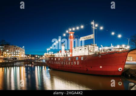 Helsinki, Finnland. Festgetäutes Steamboat Relandersgrund Restaurant Bei Abendlichen Abendbeleuchtungen. Stockfoto