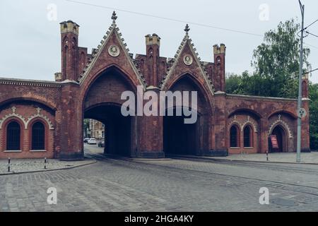 Königsberg, Russland - 15. Mai 2021: Brandenburger Tor in Königsberg am trüben Tag Stockfoto