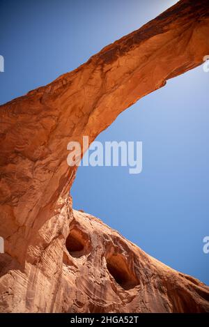 Corona Arch, ein natürlicher Sandsteinbogen, der nur wenige Meilen vom Arches National Park in Utah entfernt ist. Stockfoto