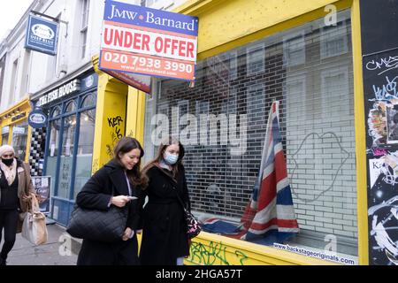 Ein geschlossenes Geschäft in der Nähe des Portobello Road Market im Notting Hill Gate in West London während der Coronavirus-Pandemie Stockfoto