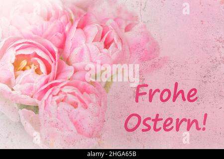 Rosa Tulpenblumen mit Text: Frohe Ostern in deutscher Sprache, verzweifelter Grunge-Effekt, nostalgische Grußkarten-Vorlage. Stockfoto