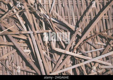 Realer Natur abstrakter Hintergrund. Bambus Trinkhalme Weberei Textur Matte, hellgrau gelb braun beige Farbe Vintage-Effekt. Ruhiger, warmer, einfacher Lebensstil Stockfoto