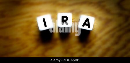 Die IRA hat sich mit Würfeln für die Vorsorgeplanung und die Sparinvestitionen ausgeschrieben Stockfoto