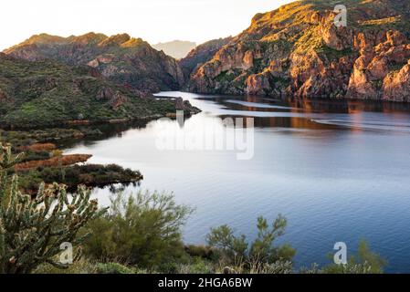 Blick am frühen Morgen auf den Saguaro Lake im Tonto National Forest in der Nähe von Phoenix, Arizona. Stockfoto