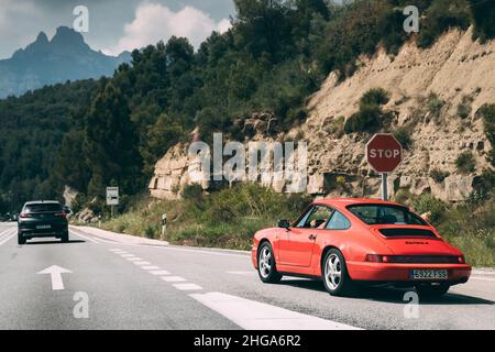 Porsche 911 Carrera 2 Coupe In Rot In Bewegung Auf Der Spanischen Autobahn Freeway Road. Stockfoto