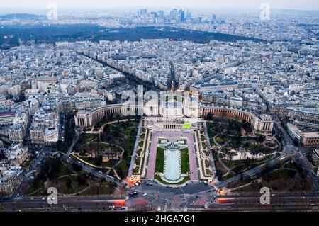 Blick vom Eiffelturm in Paris auf das Palais de Challiot und die Gärten des Trocadero. Stockfoto