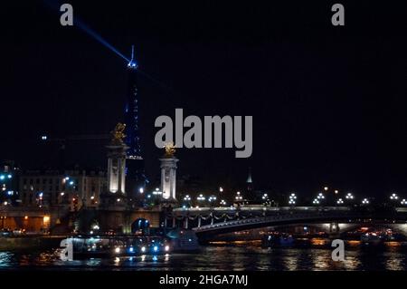 Die Brücke Pont Alexandre III in Paris und der Eiffelturm, Frankreich. Stockfoto