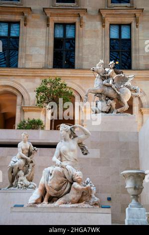 Mercury, eines der Marly-Pferde im Richelieu-Flügel des Louvre-Museums im offenen Innenhof von Paris, Frankreich. Stockfoto