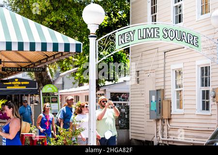 Key West, USA - 1. Mai 2018: Menschen in der Duval Street am berühmten Key Lime Square für berühmte Speisen als Touristenattraktion in Florida Keys City Town auf Sunny Stockfoto