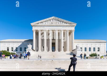 Washington DC, USA - 12. Oktober 2018: Menschen Touristen und Polizisten stehen an einer Treppe des Obersten Gerichtshofs aus weißem Stein, Marmor, Architec Stockfoto