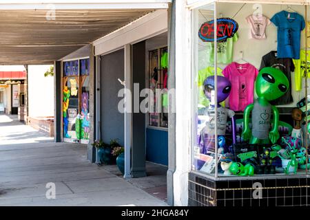 Roswell, USA - 8. Juni 2019: Bürgersteig auf der Hauptstraße in New Mexico-Stadt mit Souvenirladen und Alien-ufo-Objekten auf der Ausstellung Stockfoto