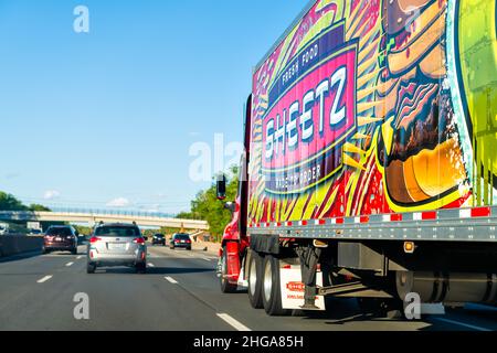 Gainesville, USA - 8. Mai 2021: Highway Street Road i-66 in Virginia mit Sheetz Tankwagen im Verkehr und Zeichen für Arbeitsplätze mieten an Tankstelle an Stockfoto