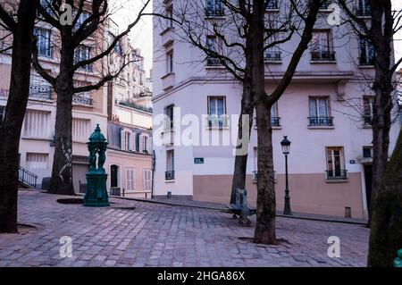 Wallace Trinkbrunnen Paris, Place Emile-Goudeau in einem Dorf wie Montmartre, Frankreich. Stockfoto