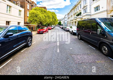 London, Großbritannien - 21. Juni 2018: Pimlico Wohnviertel mit terrassierten Wohngebäuden und Autos, die am Sommertag geparkt sind, Weitwinkelansicht der Straße Stockfoto